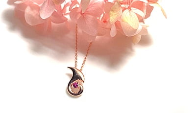 The Small Red Stone Pendant With Link Chain