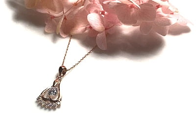 The Rose Gold White Diamond Pendant With Link Chain