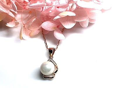 The Diamond Pearl Pendant with Link Chain