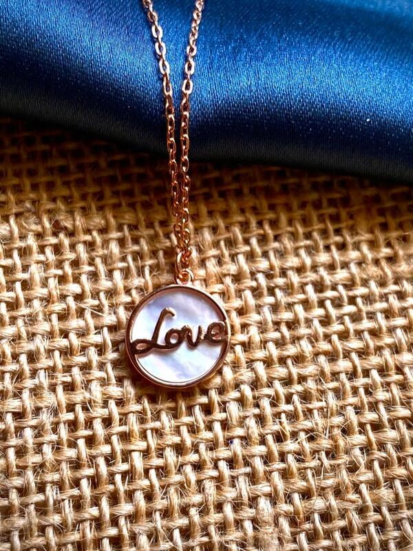 The White Marble Love Pendant with limk chain The White Marble Love Pendant with limk chain