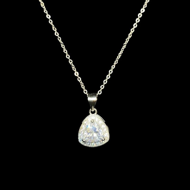 The Single Solitaire Pendent with link chain The Single Solitaire Pendent with link chain