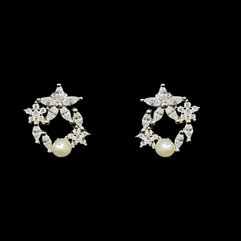 The White Pearl Diamond Earrings The White Pearl Diamond Earrings