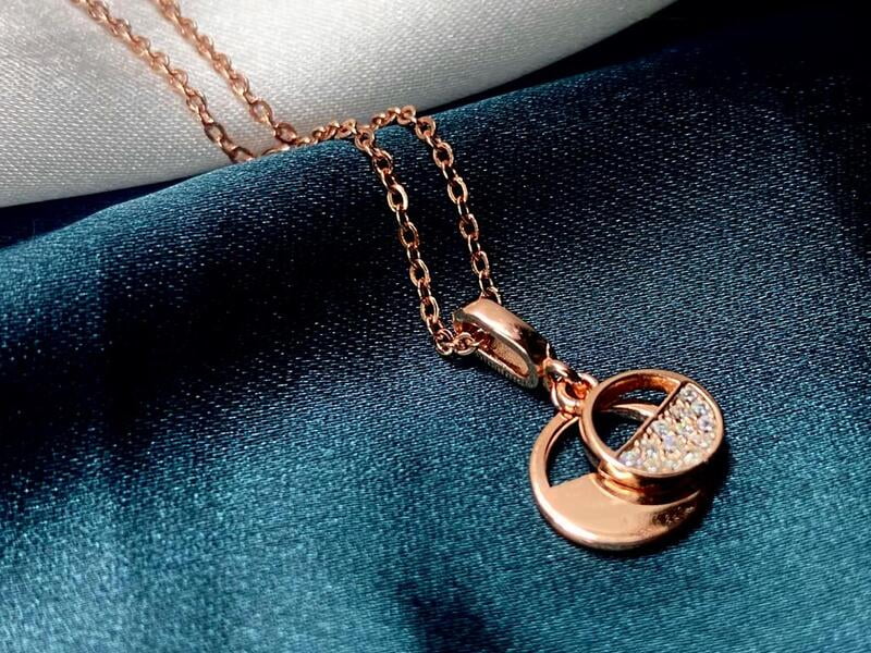 The Dual Tone Rose Gold Pendent With link chain The Dual Tone Rose Gold Pendent With link chain