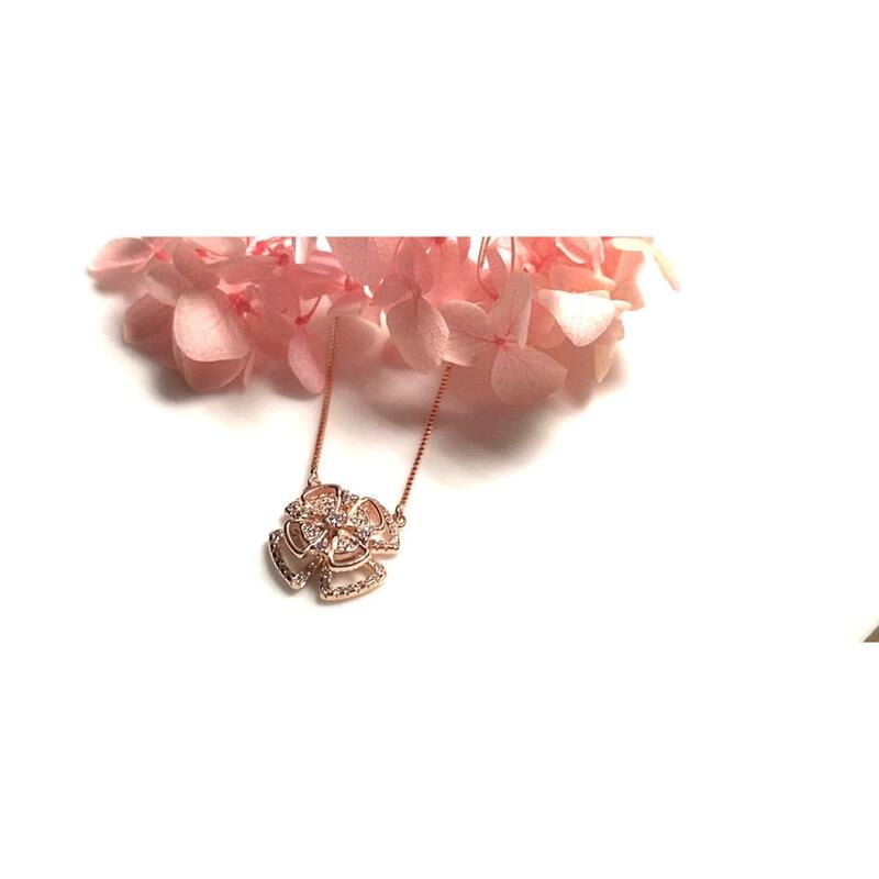 The Rotating Flower Pendant with Box Chain
